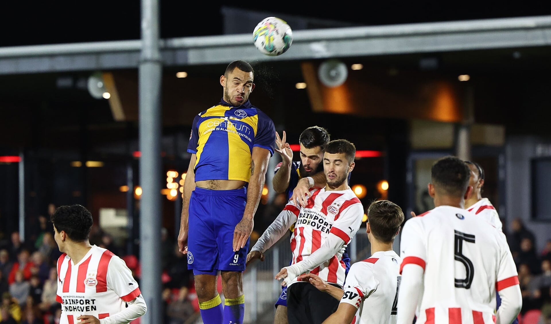 Jeredy Hilterman heerst in de lucht tegen Jong PSV. (Foto: Ron Baltus)