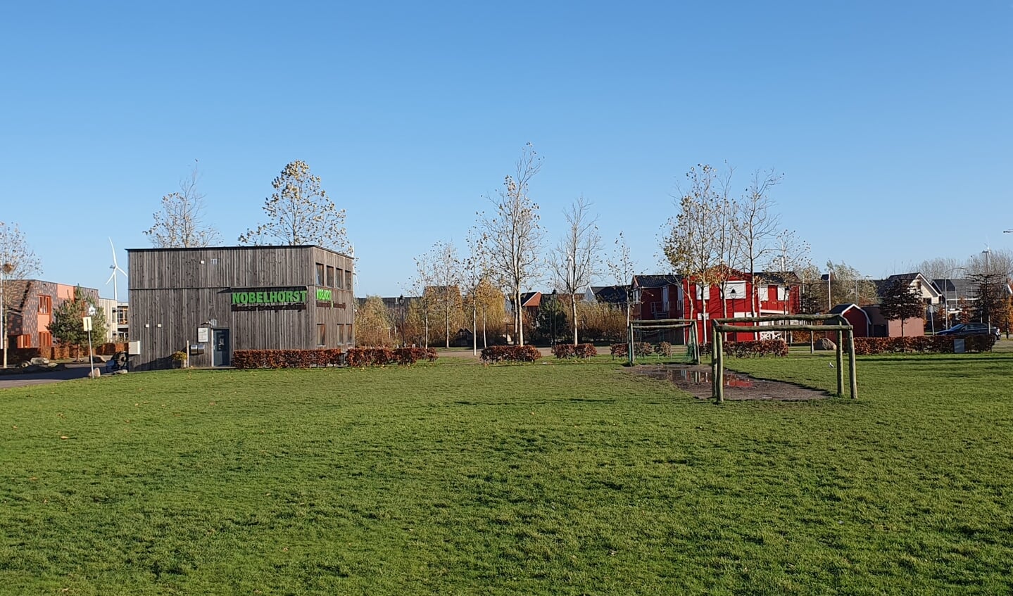 Het Groene Veld, met op de achtergrond de huidige (tijdelijke) huisartsenpost (Foto: Almere DEZE WEEK)