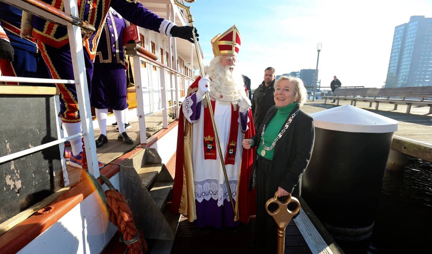 Sinterklaas werd in Almere Haven verwelkomd door burgemeester Ank Bijleveld, die hem de sleutel van de stad overhandigde. (Foto: Fred Rotgans)