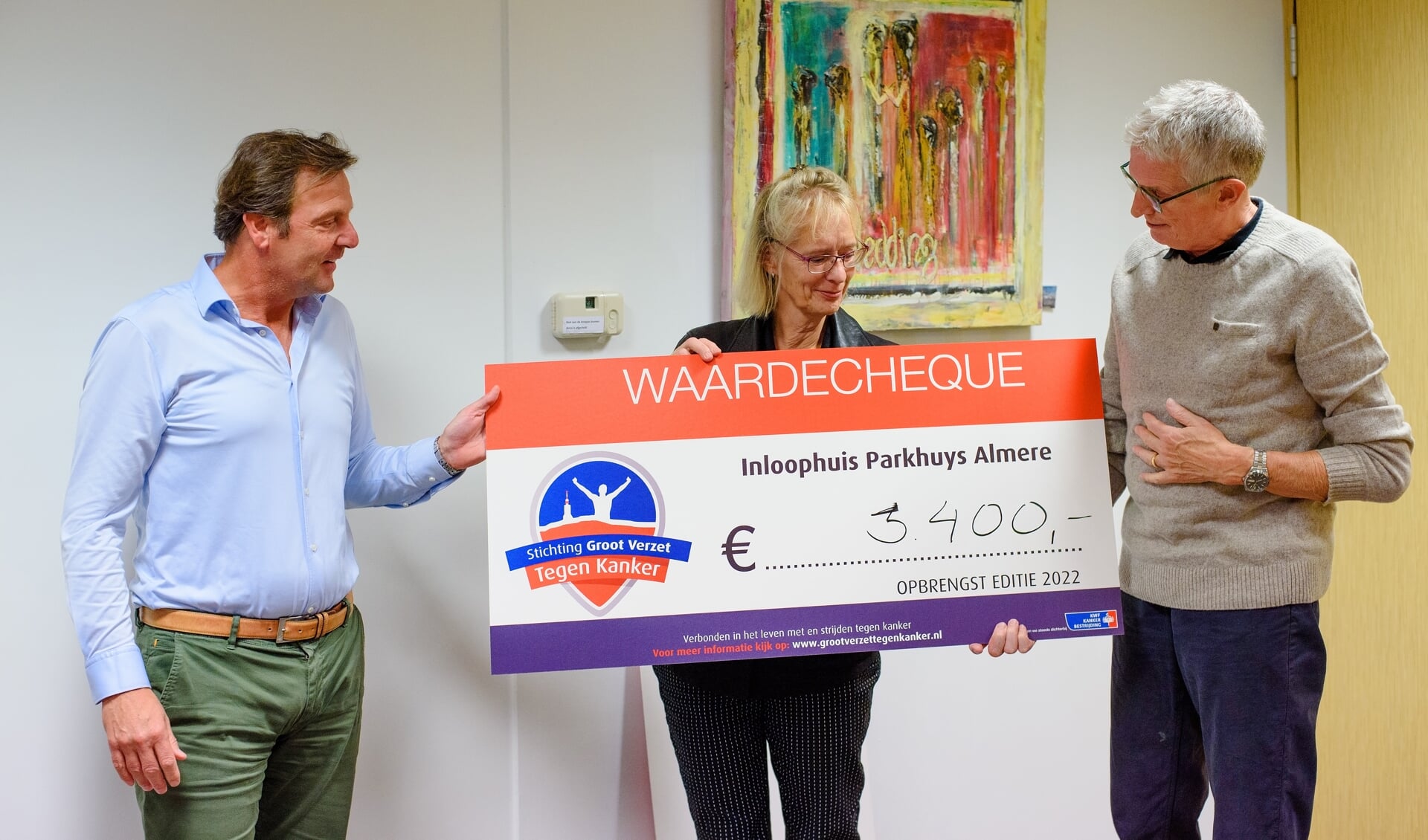 Joyce Goede en Nanne de Boer ontvingen de cheque namens Parkhuys Almere. (Foto: Parkhuys Almere)