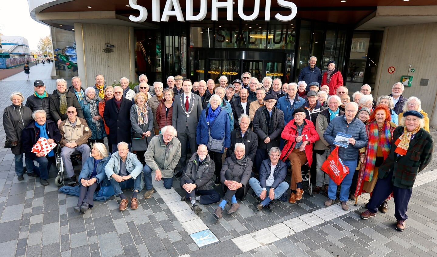 De oud-medewerkers van het Projektburo Almere werden op het stadhuis verwelkomd door locoburgemeester Julius Lindenbergh. (Foto: Fred Rotgans)