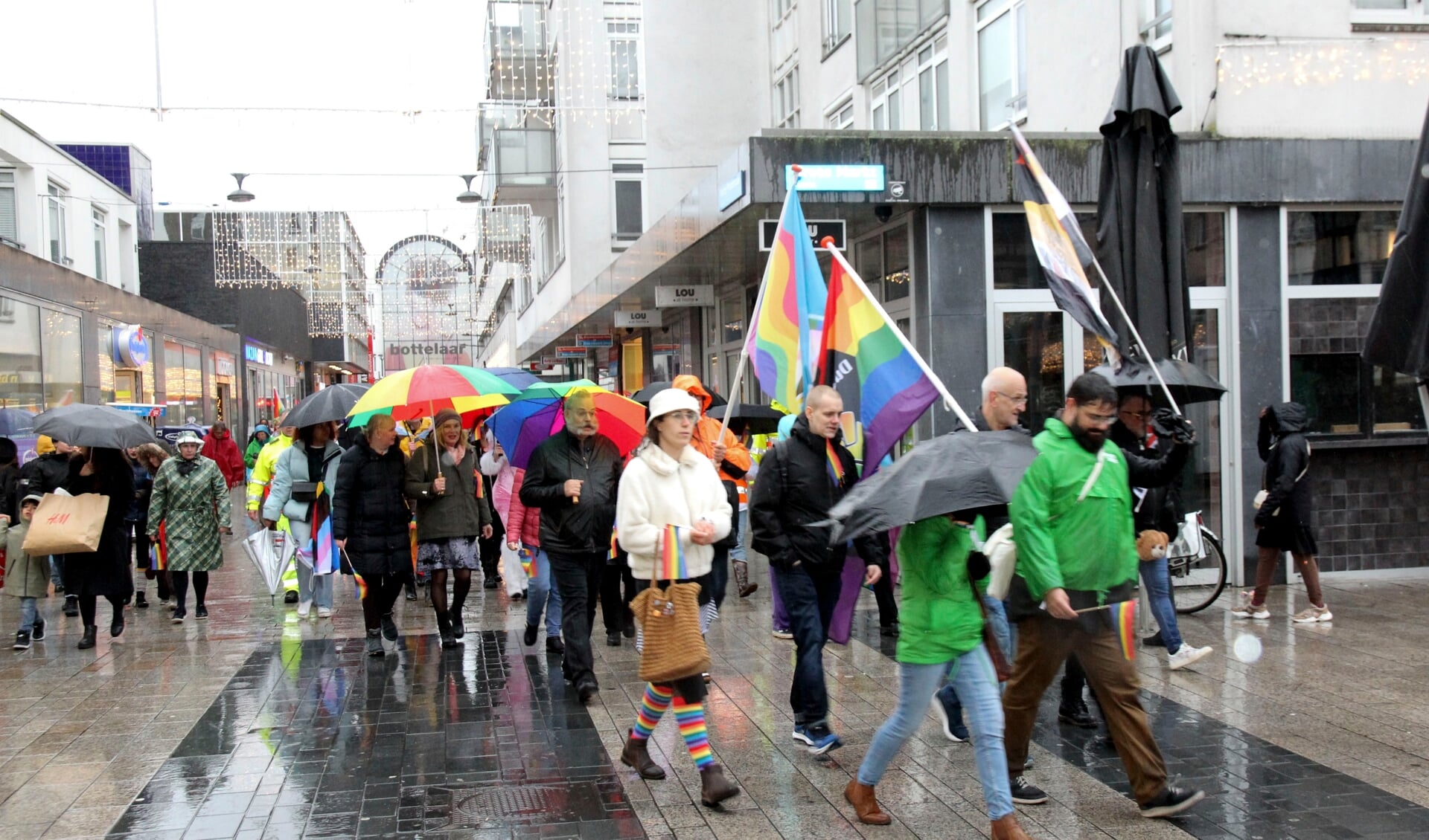 Een bonte stoet trotseerde zondagmiddag de regen voor de Winter Pride Walk door Almere Centrum. (Foto: Studio Fred Rotgans)