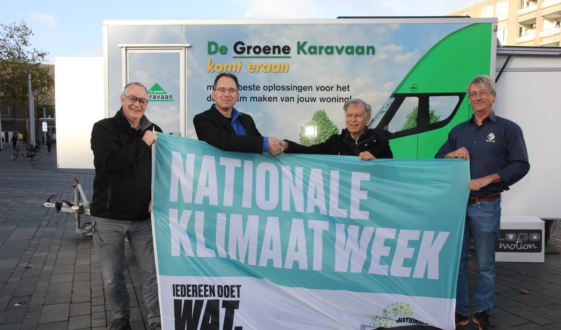 Wethouder Alexander Sprong (tweede van links) en Klimaatburgemeester Chris Soebroto (tweede van rechts) gaven dinsdag de aftrap voor de Nationale Klimaatweek in Almere. (Foto: Studio Fred Rotgans)