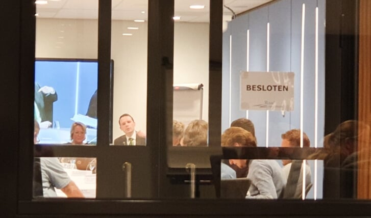 Bij de vergadering over de te bouwen Floriadewijk mochten publiek en pers niet in de zaal zijn. (Foto: Almere DEZE WEEK)