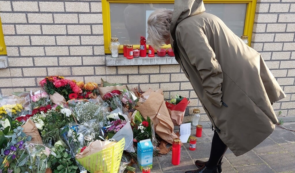 De burgemeester bezocht de herdenkingsplek aan de Hildo Kropstraat. (Foto: aangeleverd)