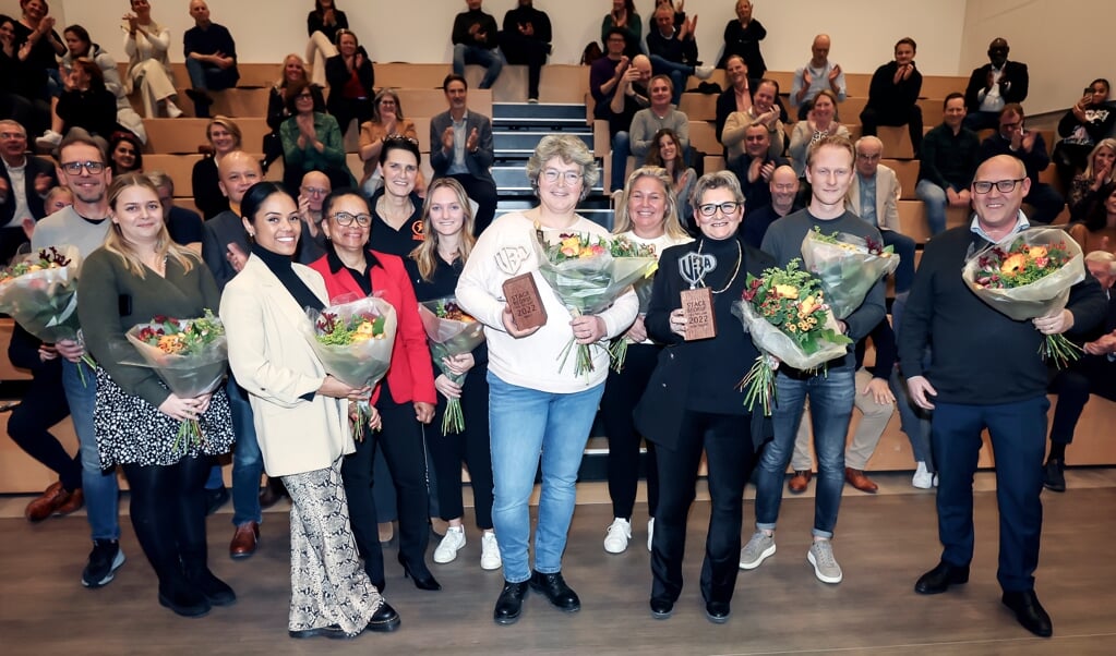 Marie-Louise Perier (links in het midden) en Els van Boxtel (rechts in het midden) namen de awards in ontvangst. (Foto: Fred Rotgans)