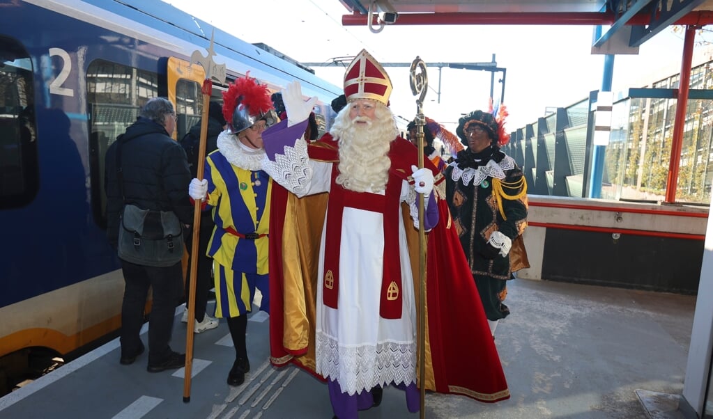 Sinterklaas en zijn gevolg kwamen met de trein naar Almere Buiten. (Foto: Fred Rotgans)