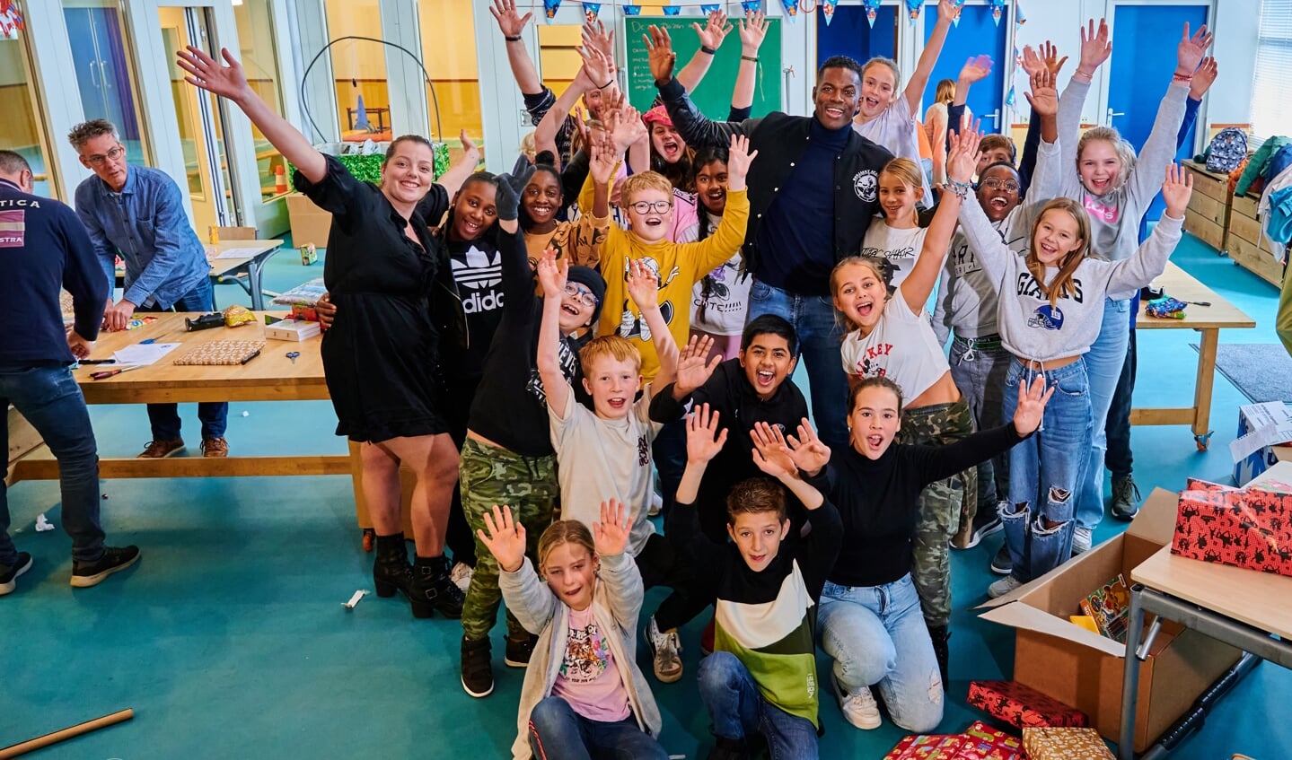 Remy Bonjasky hielp de kinderen bij het inpakken van de Sinterklaaspakketten. (Foto: Calina inc.)