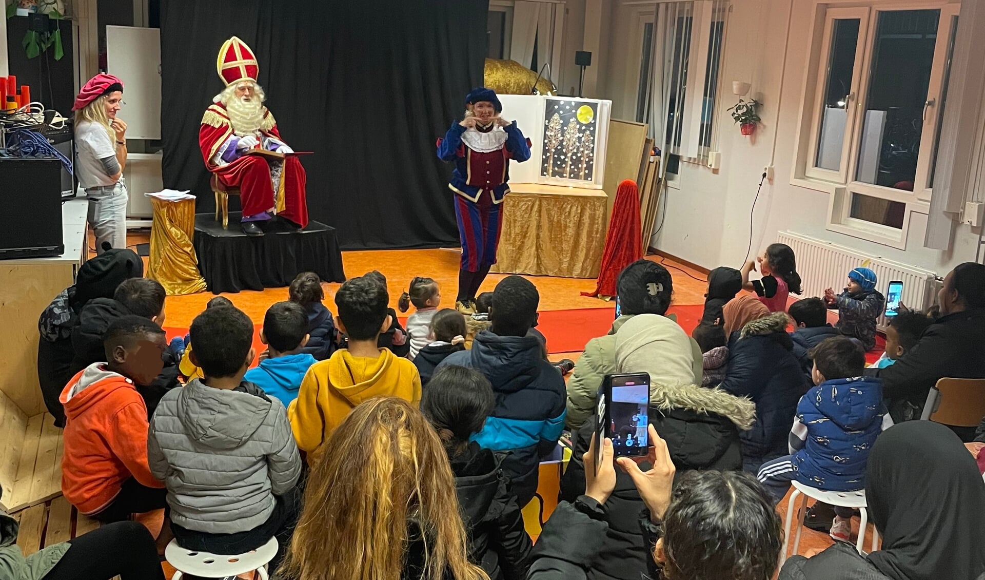 Sinterklaas bracht een bezoek aan de kinderen in het AZC Almere. (Foto: Rotary Club Almere New Town)