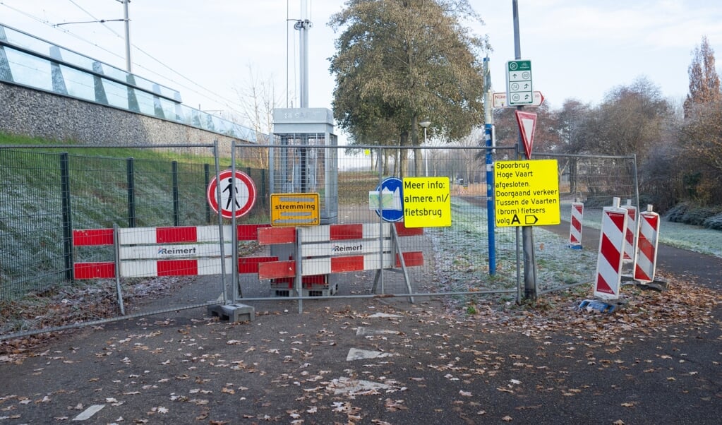 De bruggen zijn afgesloten. (Foto: Almere DEZE WEEK)