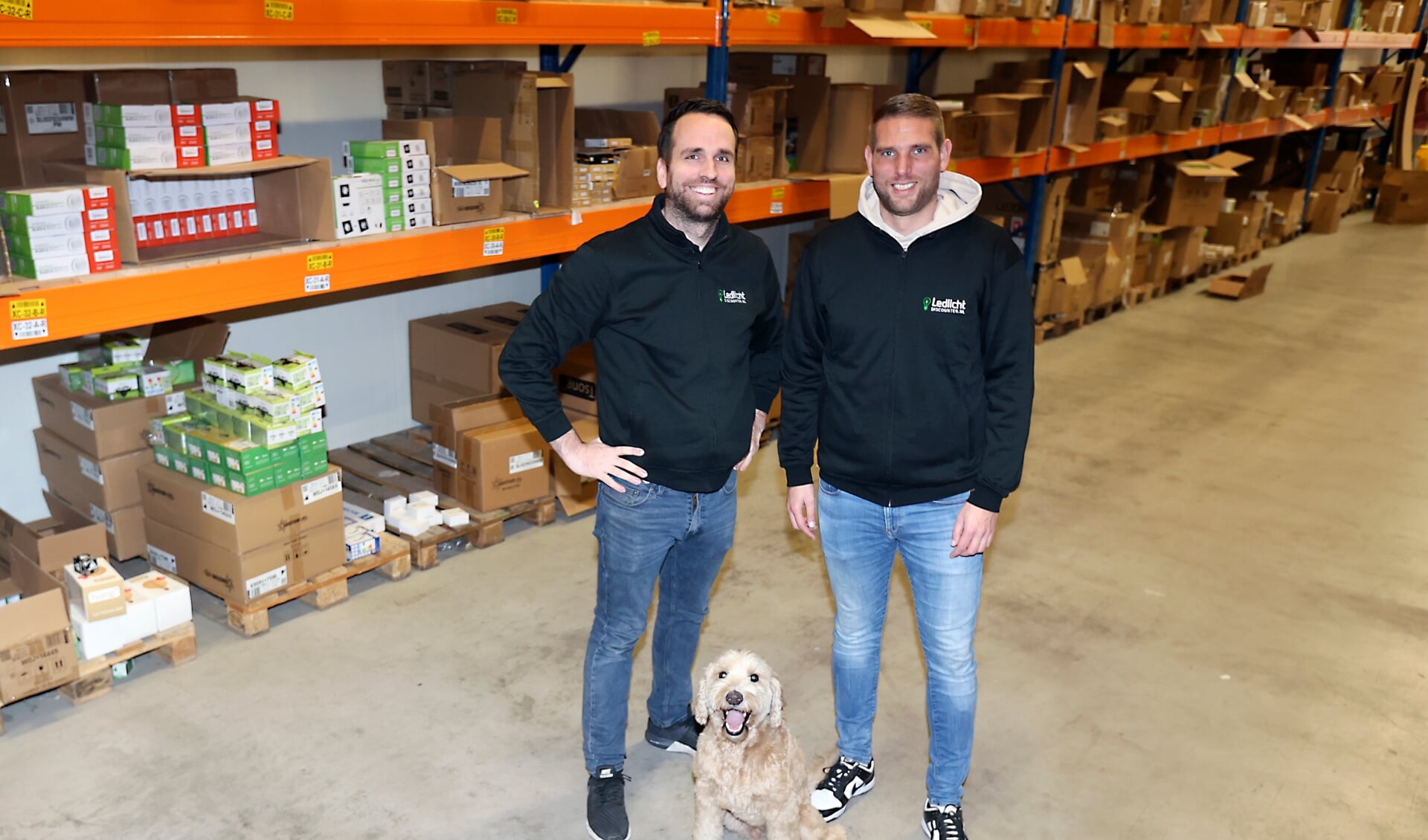 Eigenaar Michael Castricum (links) met Sales Manager Jeffrey van Kleef en in het midden hondje Teddy. (Foto: Fred Rotgans)