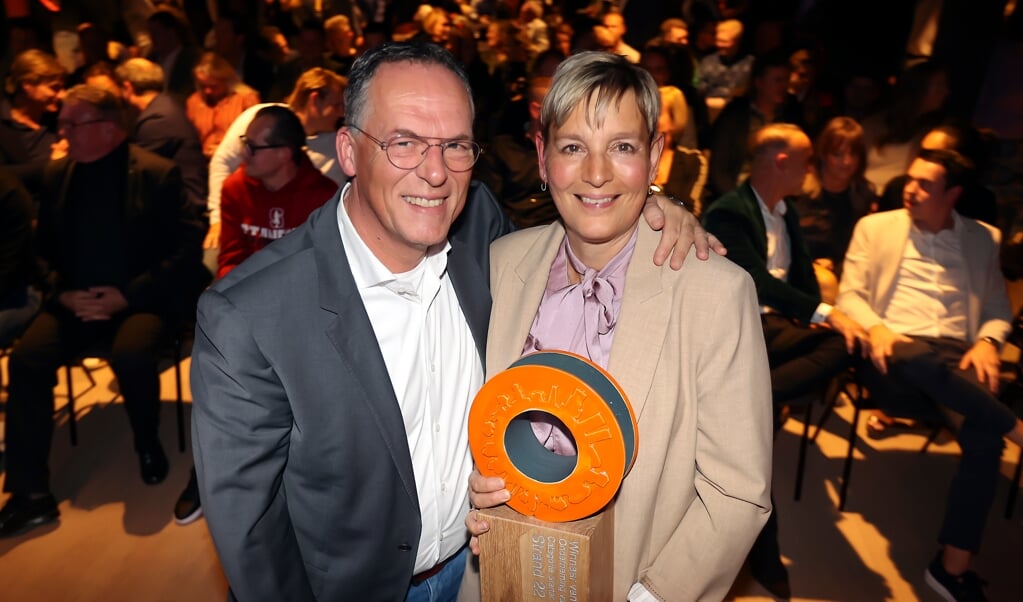 Martin en Marina Ort, eigenaren Strand22 nemen award Starter van het jaar 2023 in ontvangst