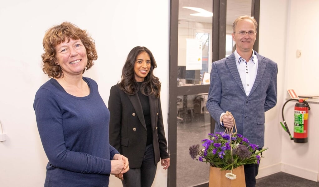 Wethouder Froukje de Jonge, jobcoach Natasha de Vlught van Baangericht en Applifire directeur Ed Clarijs. (Foto: aangeleverd)