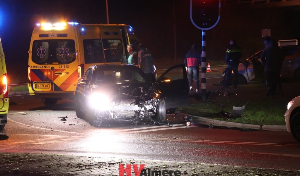 Twee ambulances kwamen naar de plek van het ongeval. (Foto: HV Almere)