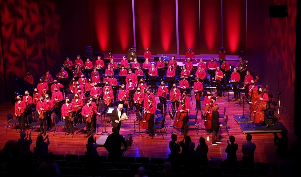 Bloemen voor dirigent Hans Welle en een staande ovatie voor het AJSO vorige week in Kunstlinie Almere. (Foto: almere DEZE WEEK)