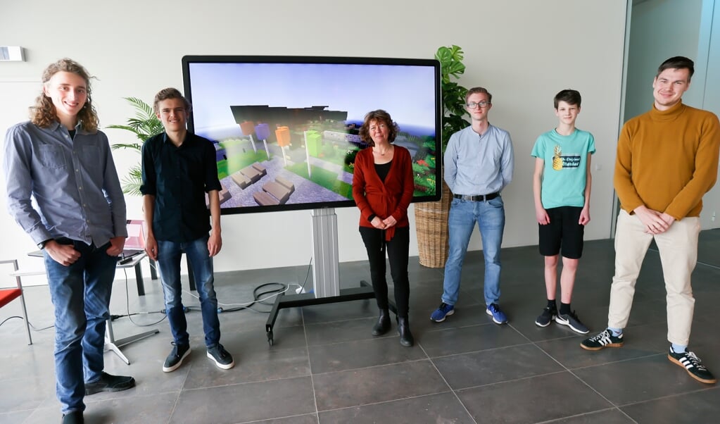De ontwerpen werden donderdag gepresenteerd aan wethouder Froukje de Jonge. Rechts van haar staat winnaar Tyco Huiberts. (Foto: Fred Rotgans)