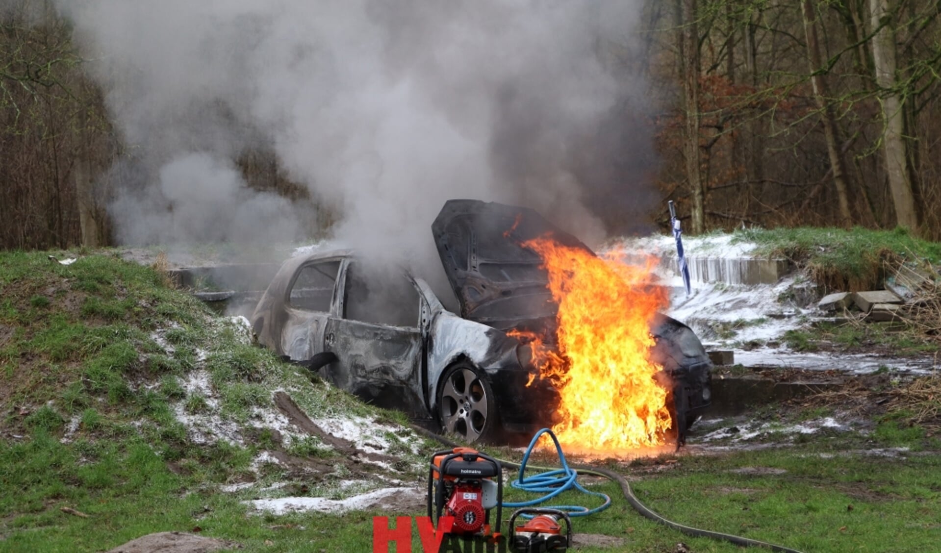 De auto brandde volledig uit (Foto: HV Almere)
