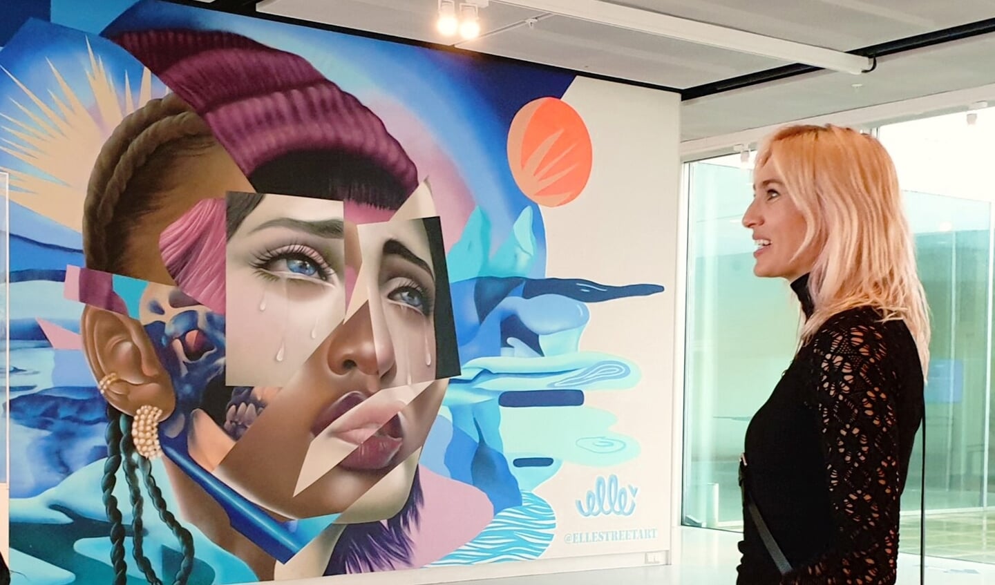 ELLE vertelt over haar indrukwekkende mural. (Foto: Almere DEZE WEEK)