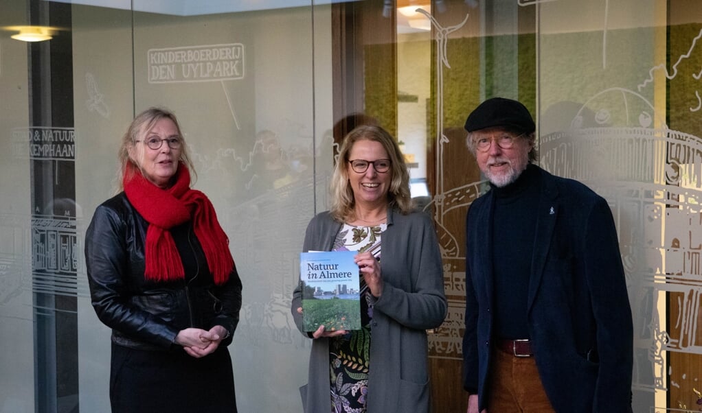 Almeerders Richard  Bosker en Hanneke Weug overhandigden hun boek Natuur in Almere aan directeur Liesbeth Bronkhorst van Stad & Natuur. (Foto: aangeleverd)