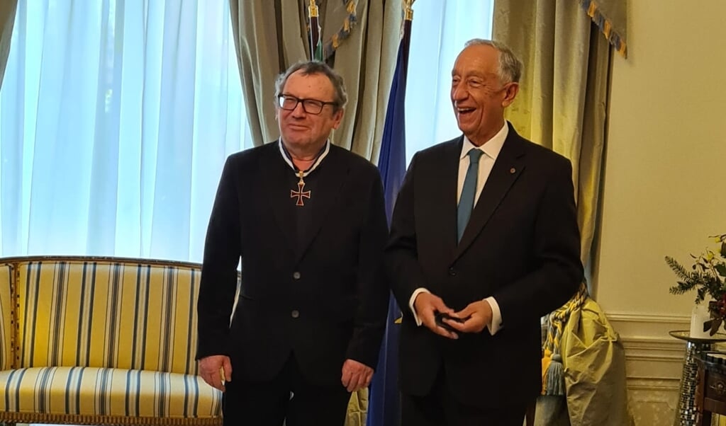 Harrie Lemmens (links) kreeg de onderscheiding van de Portugese president. (Foto: aangeleverd)
