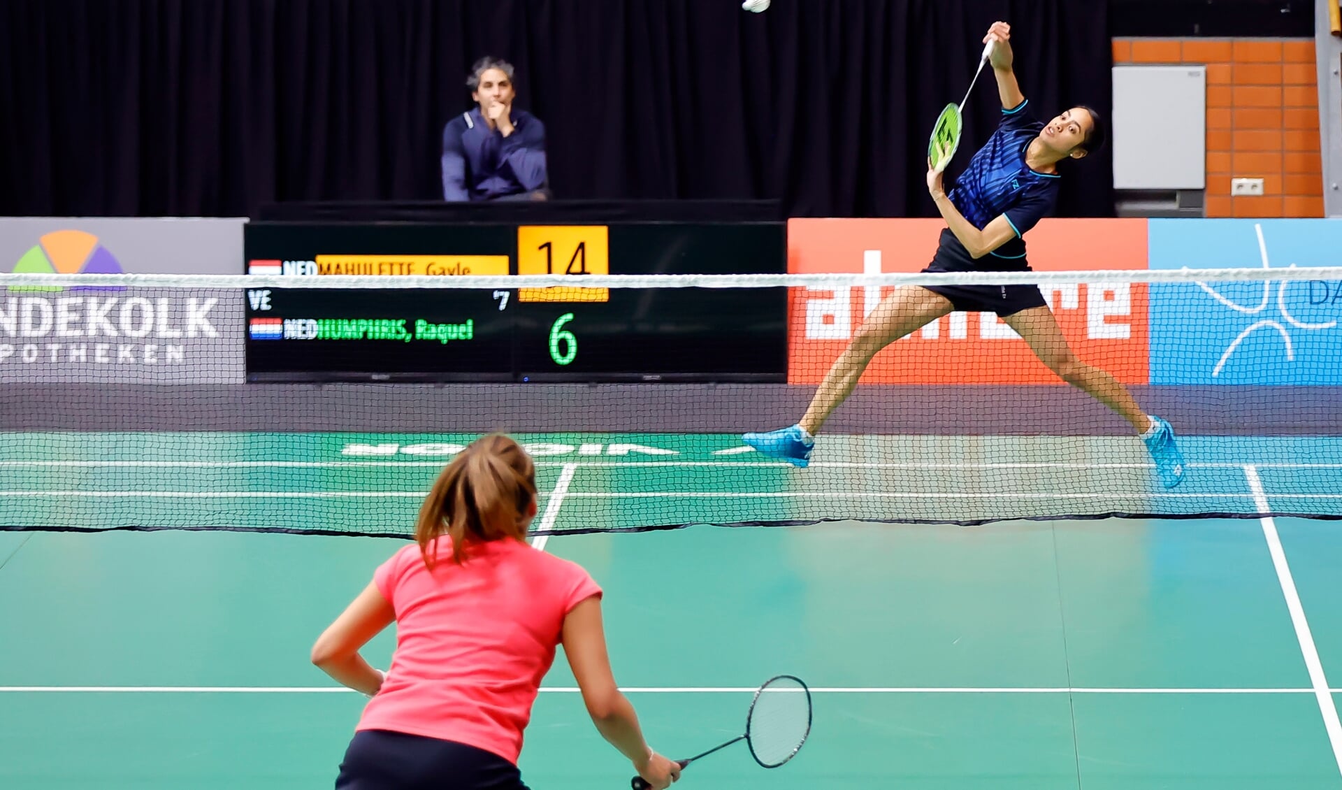 Gayle Mahulette (blauw) in actie tijdens het NK Badminton in Almere (Foto: Fred Rotgans)