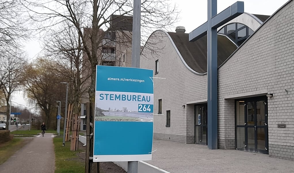 Het stemlokaal in de Levend Water kerk was vanmorgen ook al geopend. (Foto: Almere DEZE WEEK)