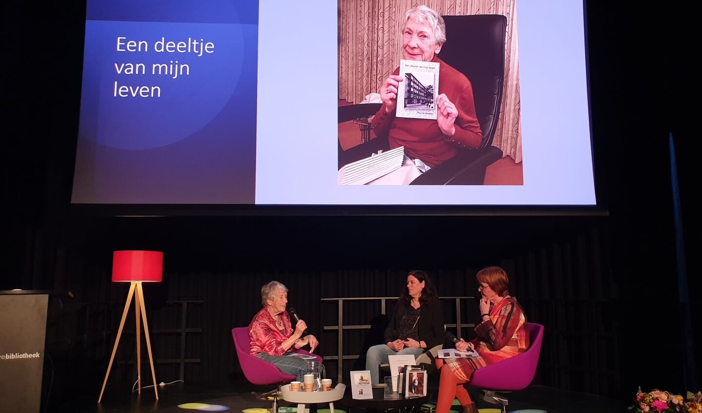 Thea van Zeventer (links), vrijwilligster Eline Dekker en projectcoödinator Marjan van Doorn tijdens de Avond van het Levensboek. (Foto: Almere DEZE WEEK)