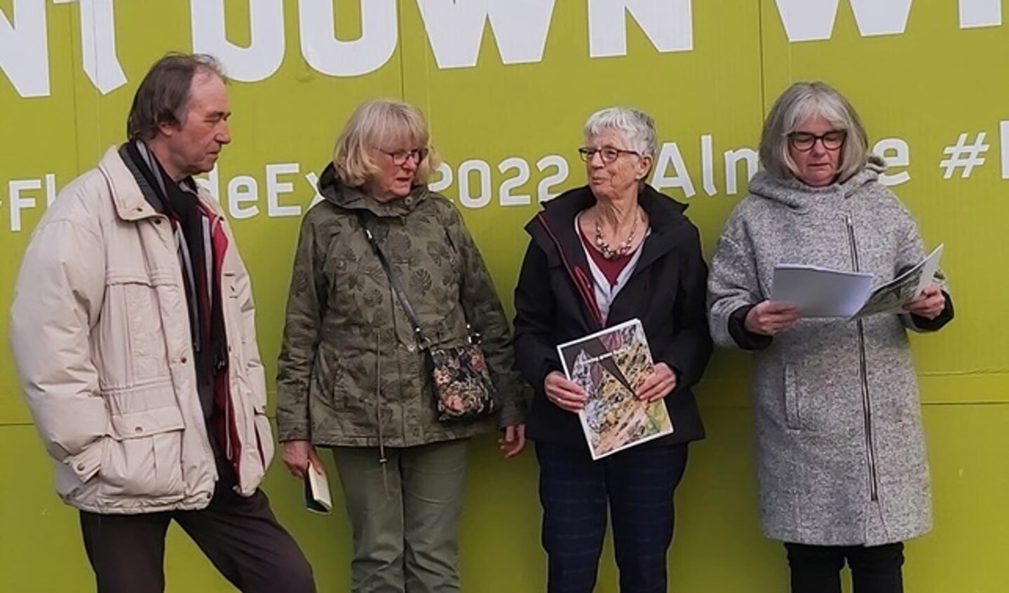 Bij het verzetten van de Floriadeklok kondigden leden van de Haiku-kern Almere hun Floriade-bundel aan. (Foto: aangeleverd)