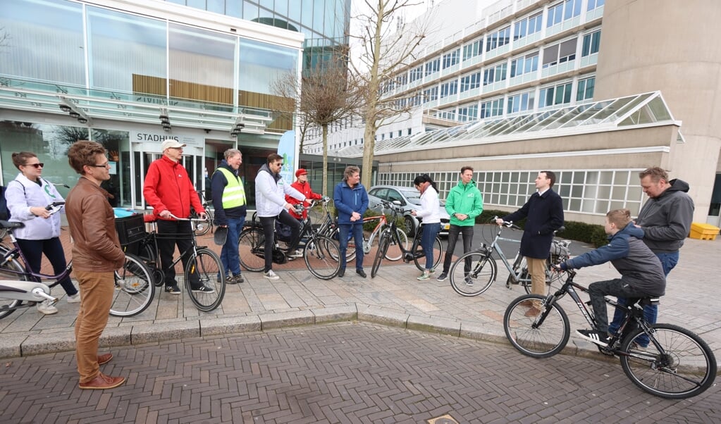 De fietstour startte bij het stadhuis. Derde van rechts: Julius Lindenbergh. (Foto: Fred Rotgans)