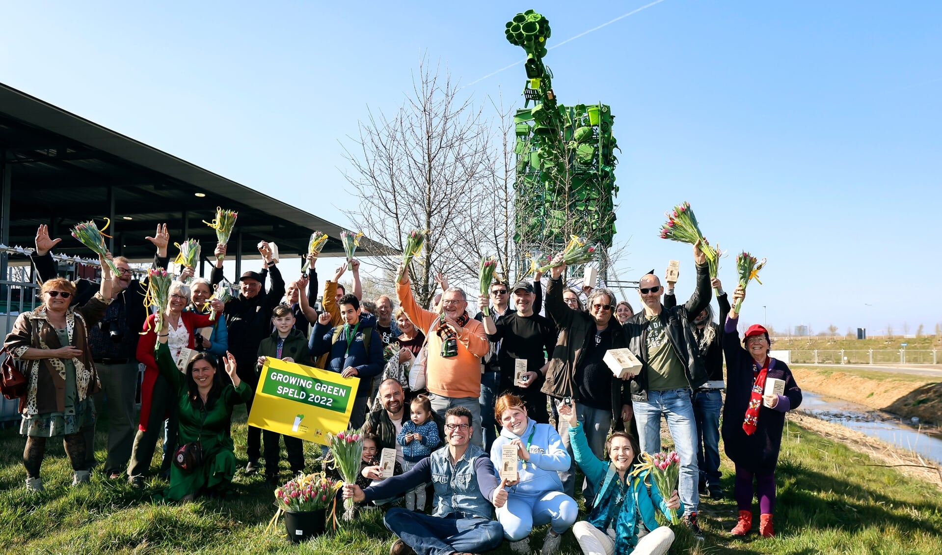 Alle vrijwilligers van het project GigaGieter kregen een Groene Speld. (Foto: Fred Rotgans)