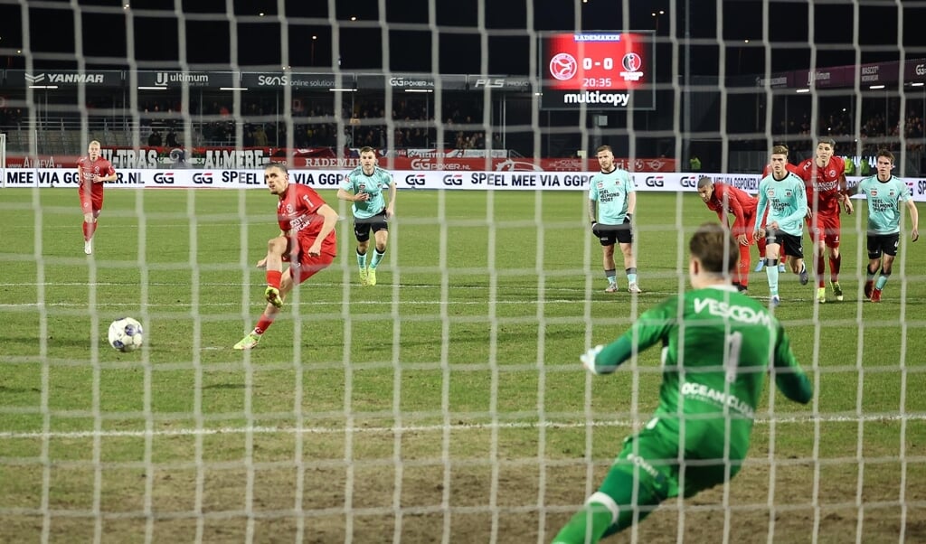 Lance Duijvestijn benut de penalty die Almere City op voorsprong zet. (Foto (Ron Baltus)