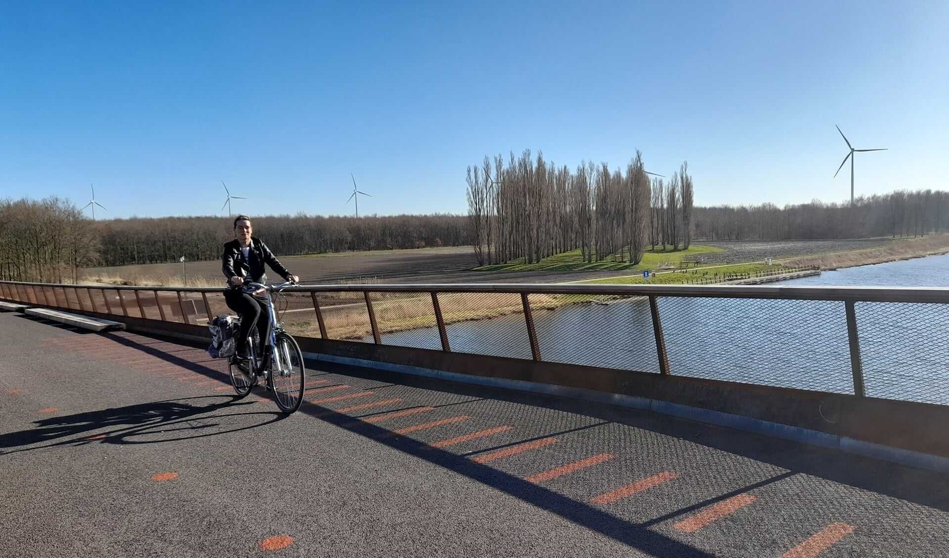 De nieuwe brug over de Waterlandseweg en de Hoge Vaart is geopend voor fietsers en voetgangers. (Foto: Almere DEZE WEEK)