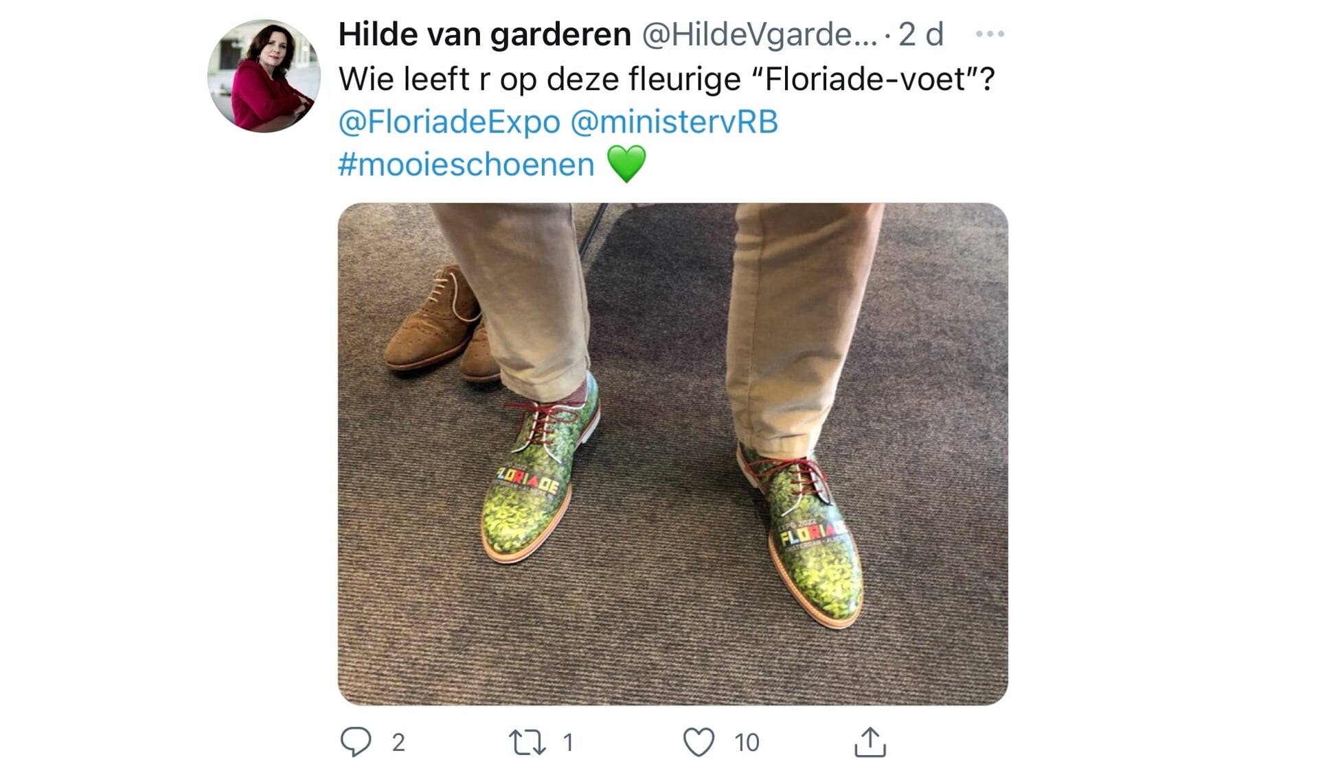Wethouder Hilde van Garderen deelt foto overhandiging Floriade-schoen (Foto: Twitter Hilde van Garderen)