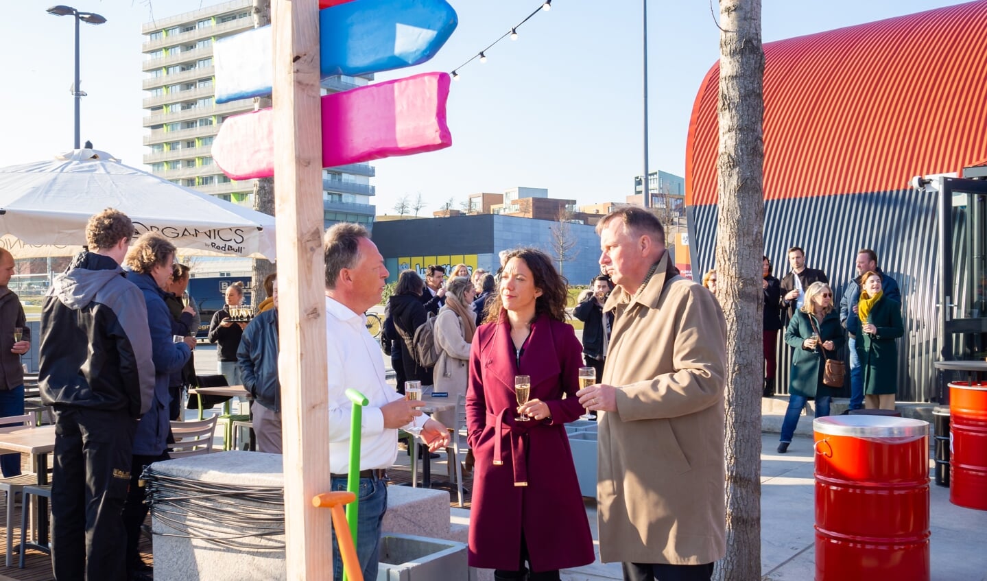 Wethouder Veeningen en gedeputeerde De Reus (r) toasten met Martin Ort (eigenaar Strad22) op de opening van het Esplanadestrand. (Foto: Almere DEZE WEEK)