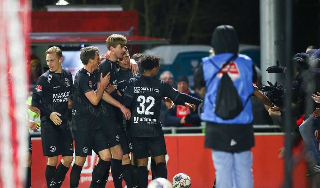 De spelers vieren de beslissende 1-2 met de meegereisde fans. (Foto: Ron Baltus)  