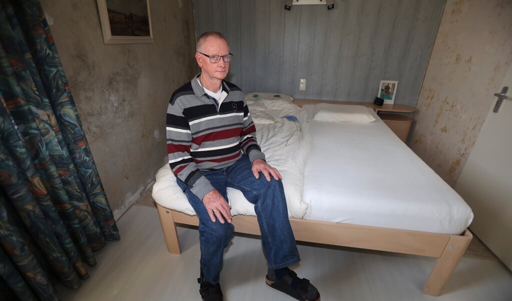 Ruud Sijmons in zijn slaapkamer. 'Het geluid zit in zones' (Foto: Fred Rotgans)