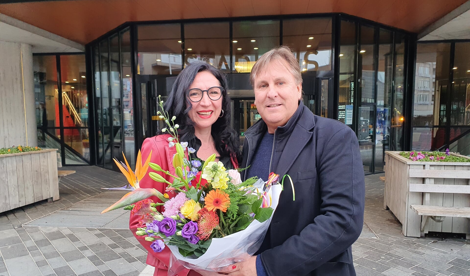 Suzanne van de Laar (D66) en Lucien Spee Castillo Ruiz (Directeur pride Amsterdam). (Foto: Almere DEZE WEEK)