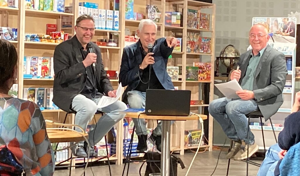 Schrijver Arthur Japin tussen de journalisten Marcel Beijer (l) en Robert Mienstra. Japin stal de show in Boekhandel Stumpel. (Foto: aangeleverd)