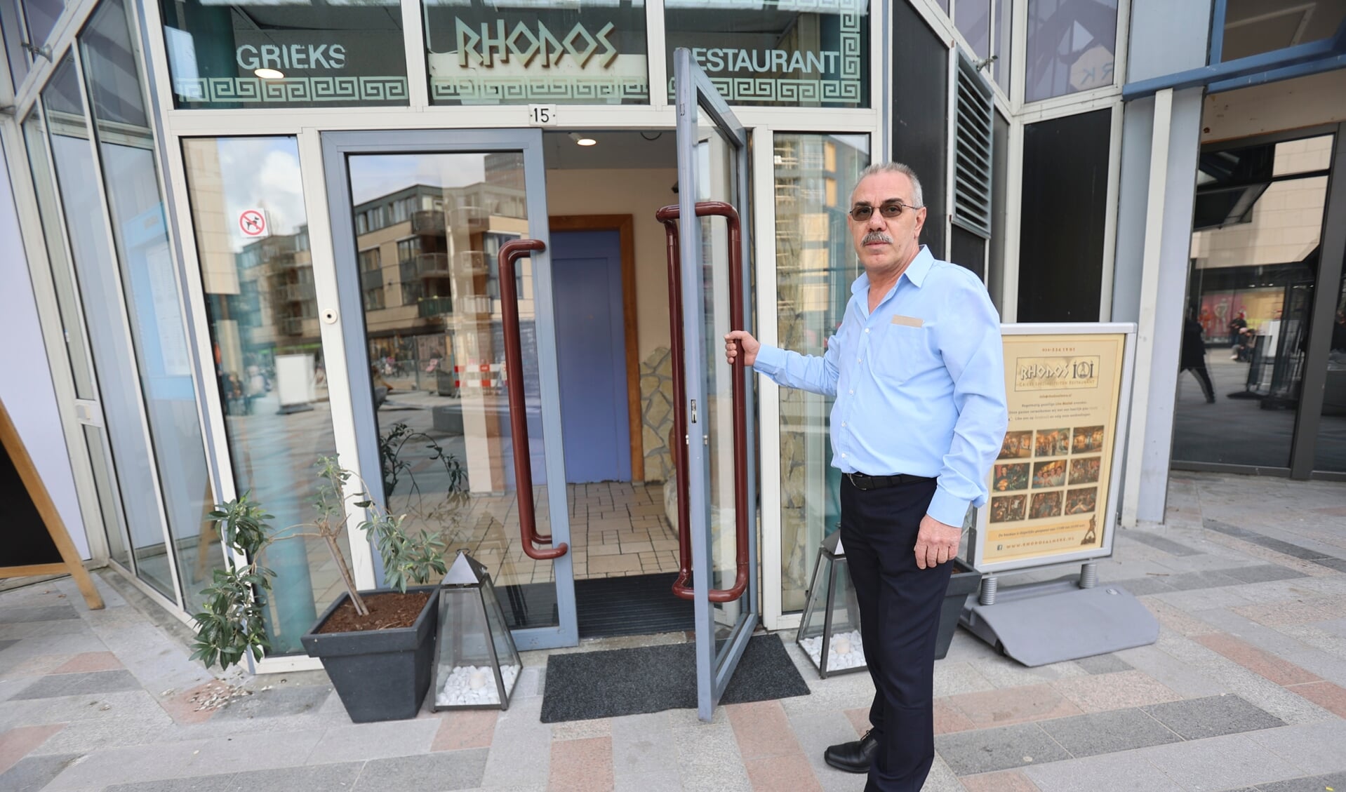Eigenaar Babis van restaurant Rhodos heeft de deuren van zijn restaurant definitief gesloten. (Archieffoto: Fred Rotgans)
