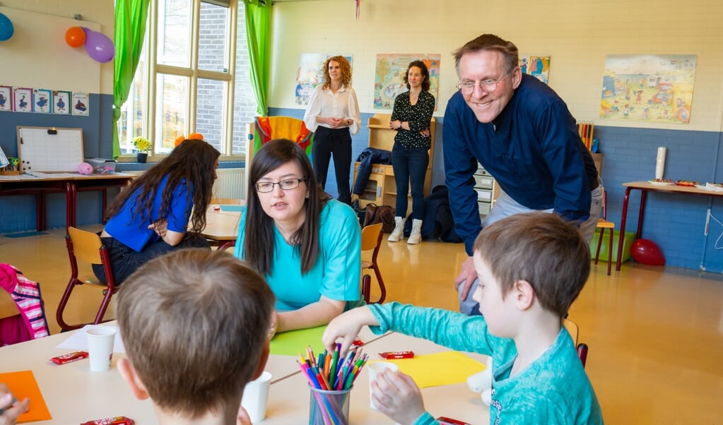 De eerste schooldag voor een groep Oekraïense leerlingen. Juf Vera, afkomstig uit Oekraïne, kreeg de leerlingen meteen aan het werk. Rechts Theo Klein Koerkamp, directeur van het Taalcentrum. (Foto: Almere DEZE WEEK)