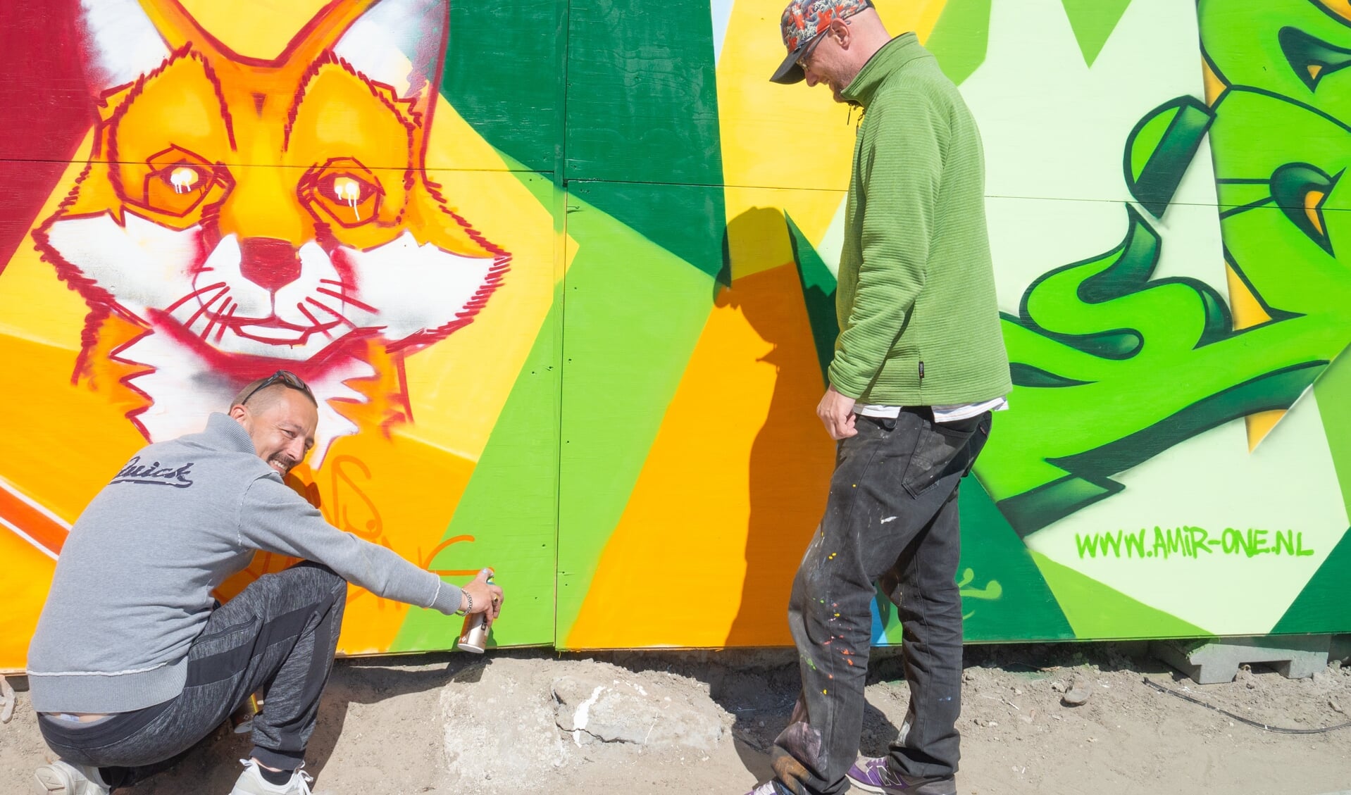 Graffiti-kunstenaars Mike 'Demore' en Alfond Scholing aan het werk op het Madelaplein. (Foto: Almere DEZE WEEK)
