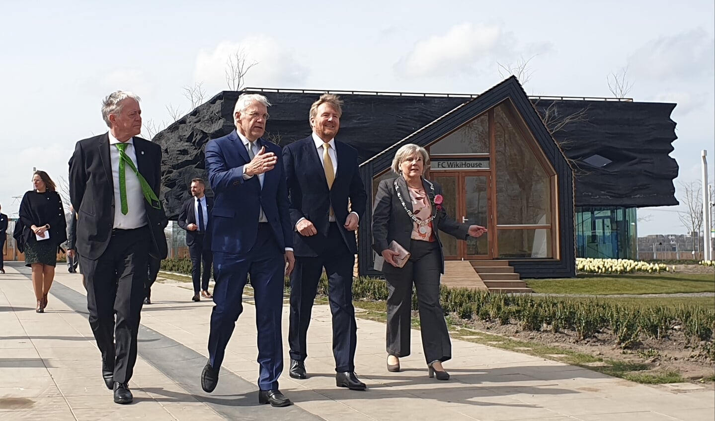 Koning Willem-Alexander tijdens de rondleiding over het Floriadeterrein. Op de achtergrond het Food Forum waar voedselinnovaties uit Flevoland worden gepresenteerd. (Foto: Almere Zaken)