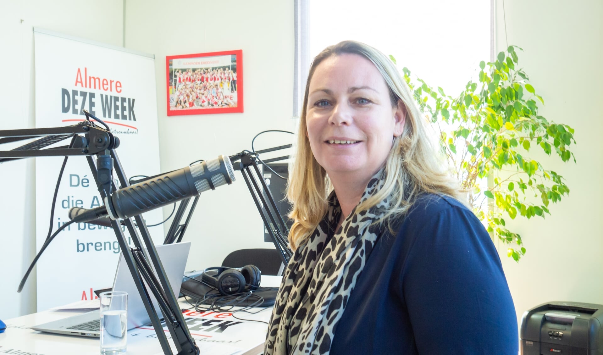 Colette Holter, fractievoorzitter van de VVD, hier in de podcast Politiek Circus van de krant. (Foto: Almere DEZE WEEK)