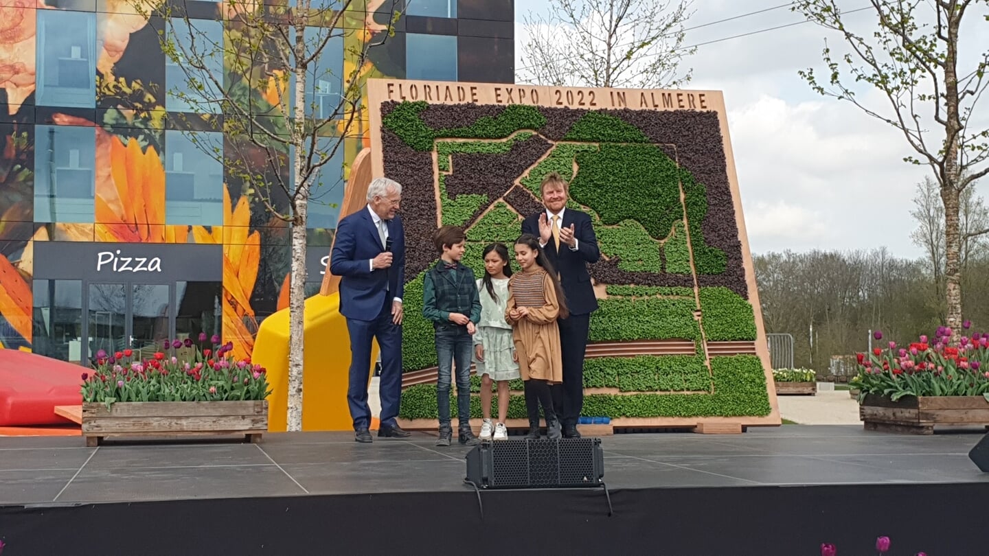 Koning Willem-Alexander opende de Floriade door samen met Dani (9 jaar), Luna (10 jaar) en Liyana (9 jaar) het laatste groen te plaatsen in een levend Floriade-tableau. (Foto: Almere DEZE WEEK)