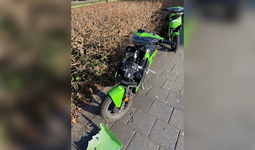 Deze geparkeerde deelscooter van Go Sharing is nu al vernield. (Foto: aangeleverd)
