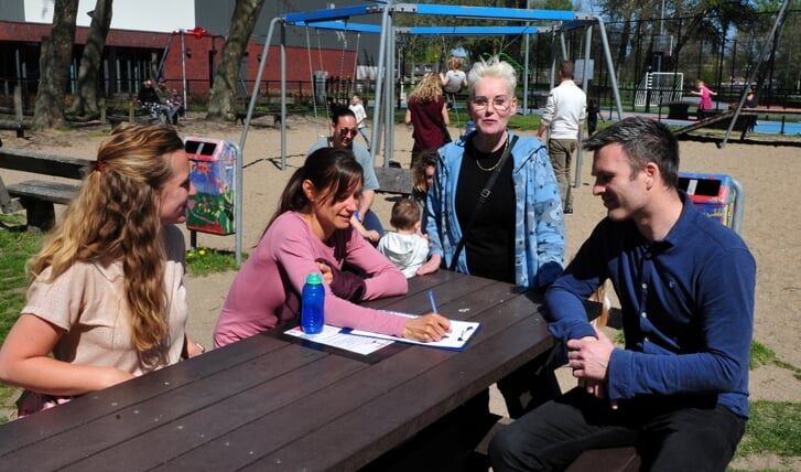 Betrokken bewoonster Petra Vis zamelt handtekeningen in onder bezoekers van De Speelhaven. (Foto: Friedländer)