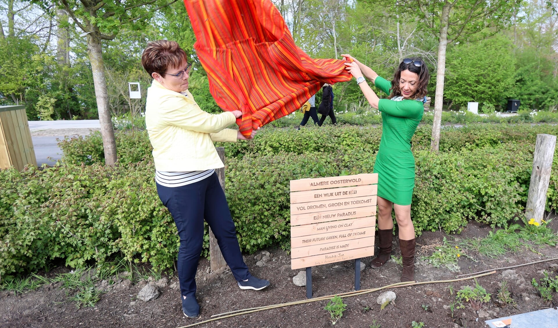 Wethouders Roelie Bosch en Maaike Veeningen openden het paviljoen door een bord met een gedicht te onthullen. (Foto: Fred Rotgans)