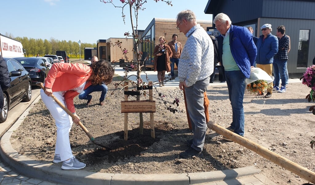 Met het planten van een fruitboom heeft wethouder Maaike Veeningen DemoParkNL officieel geopend.