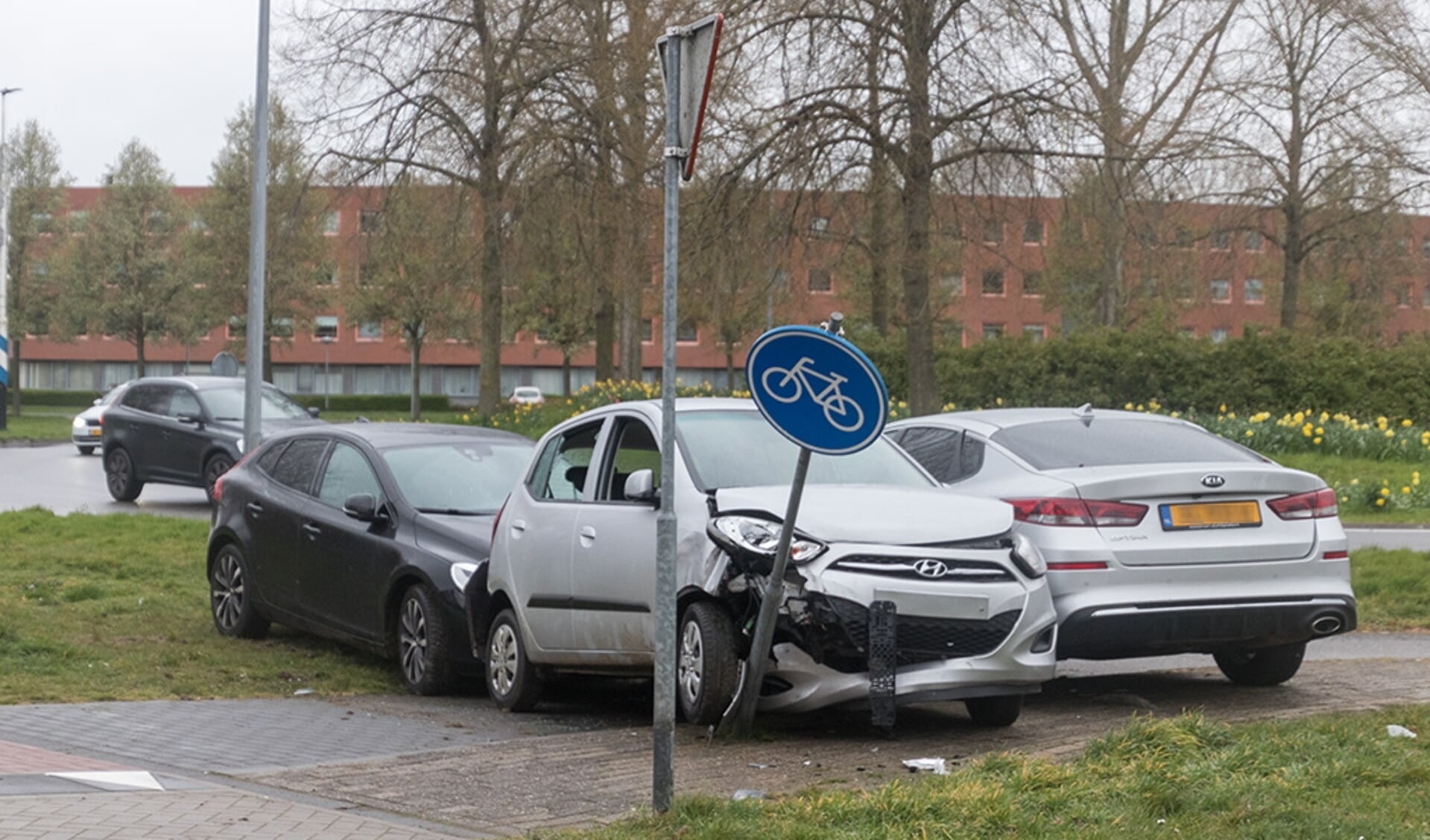 De bestuurder knalde tegen een paal (Foto: HV Almere)