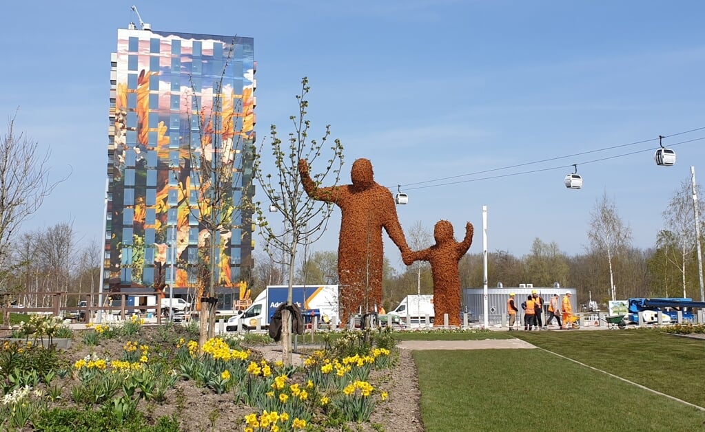 Florentijn Hofman maakte voor de Floriade het kunstwerk Be Hold. De twee gestaltes bestaan uit tienduizend bijen en één koningin. (Foto: Almere DEZE WEEK